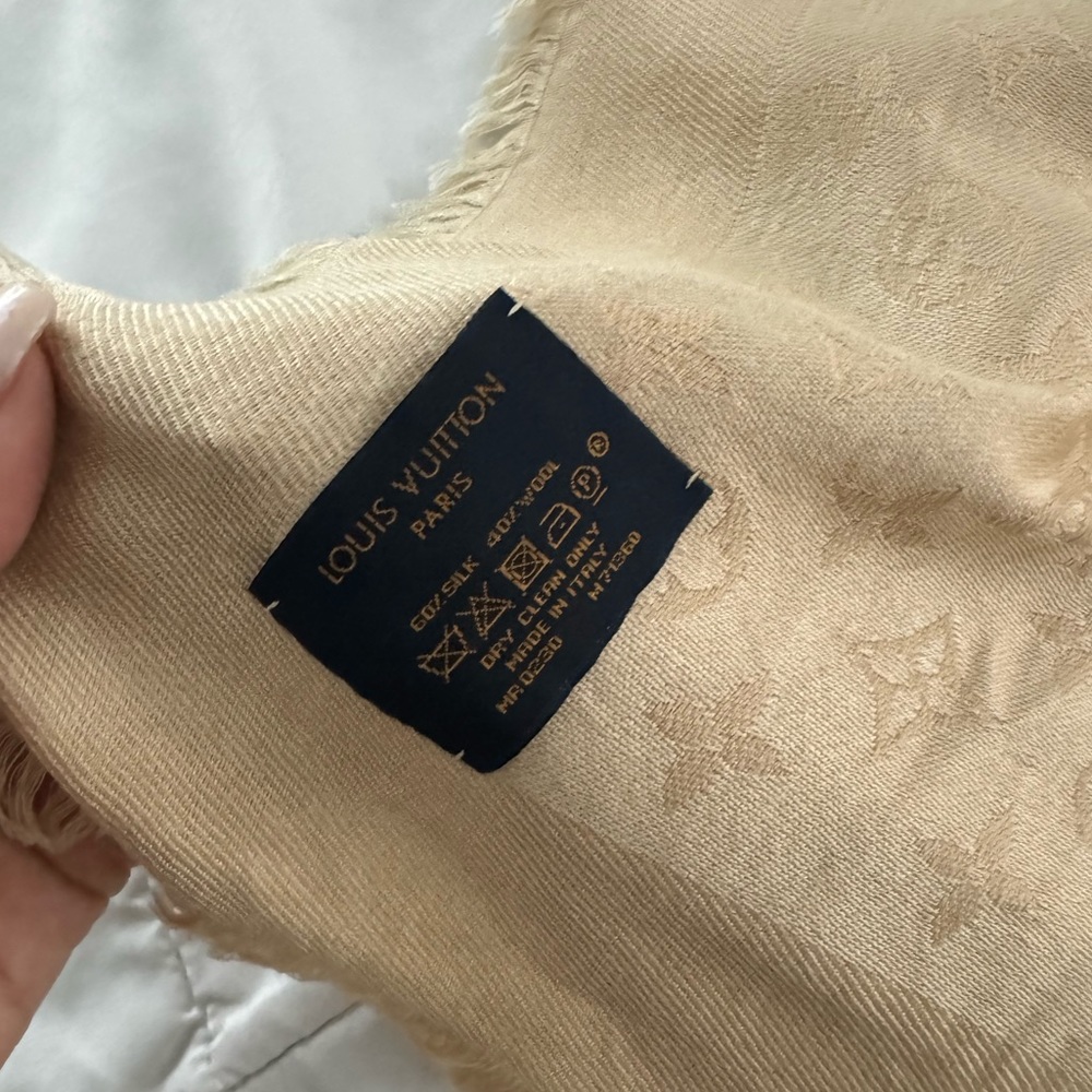 Louis Vuitton Monogram Shawl/Scarf - Picture 3 of 5